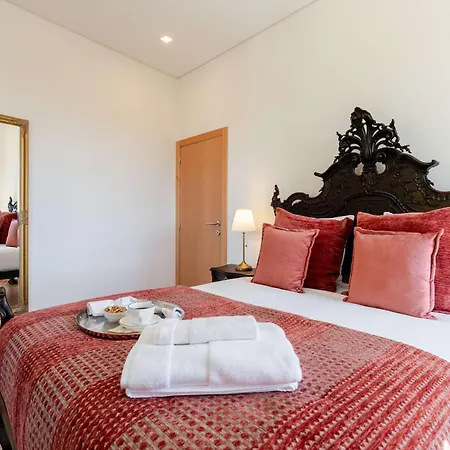 Stone Walls & Sunlit Terrace Retreat By Hostwise *