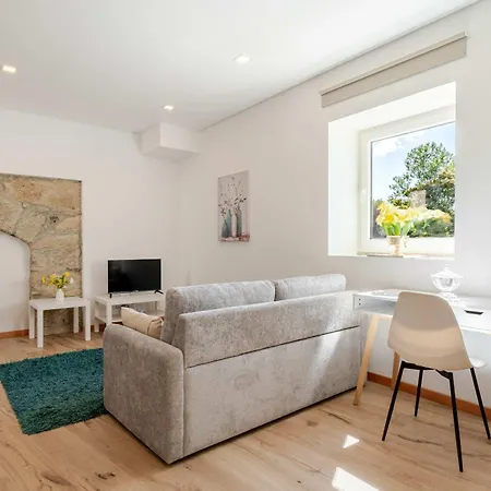 Stone Walls & Sunlit Terrace Retreat By Hostwise *