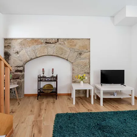 Stone Walls & Sunlit Terrace Retreat By Hostwise *
