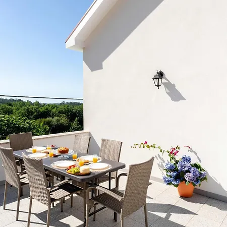 Stone Walls & Sunlit Terrace Retreat By Hostwise Pedroso