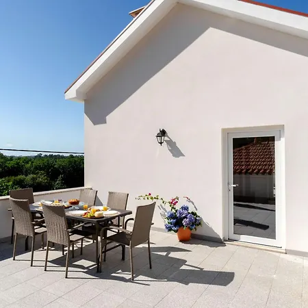 Apartament Stone Walls & Sunlit Terrace Retreat By Hostwise *