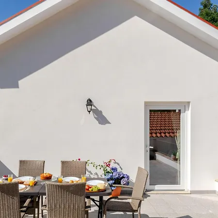 Apartament Stone Walls & Sunlit Terrace Retreat By Hostwise *